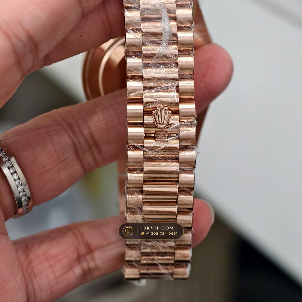 Rolex Day-Date 40 18K Everose Gold Hand-Chamfered Bevel Spec Ref. 228235 — Private Vault Edition — Studio Gallery Plate VI in 18K Rose Gold Au750 (210.4g Verified Mass, Rolex Manufacture Cal. 3255 - 70h Power Reserve)