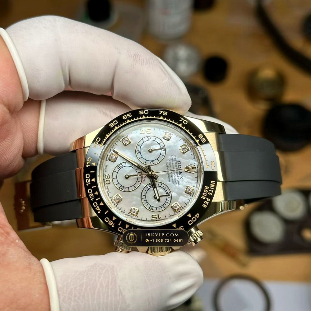 Rolex Cosmograph Daytona Iridescent Natural Mother-of-Pearl Dial 18K Yellow Gold Ref. 116518 — Private Vault Edition — Studio Gallery Plate III in 18K Yellow Gold Au750 (160.9g Verified Mass, Rolex Manufacture Cal. 4130 - 72h Power Reserve)