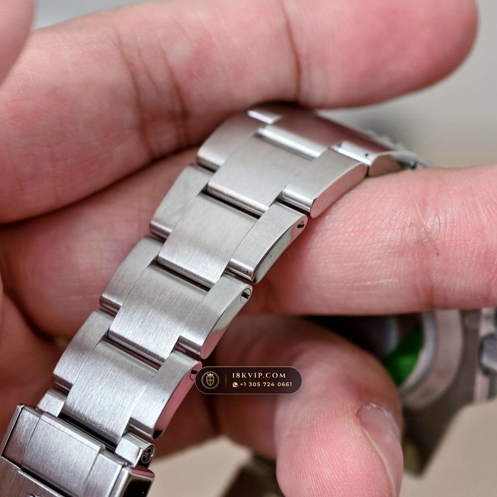 Rolex Submariner Date Hulk Sunburst Green Dial Ref. 116610LV — Private Vault Edition — Studio Gallery Plate X in 904L Stainless Steel Custom Architecture (156.7g Verified Mass, Rolex Manufacture Cal. 3135)