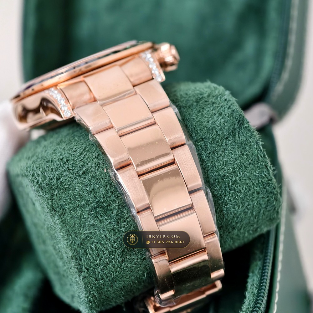 Rolex Cosmograph Daytona Rainbow Sapphire Bezel 18K Everose Gold Geneva Atelier Spec Ref. 116595RBOW — Private Vault Edition — Studio Gallery Plate V in 18K Rose Gold Au750 (216.6g Verified Mass, Rolex Manufacture Cal. 4130 - 72h Power Reserve)