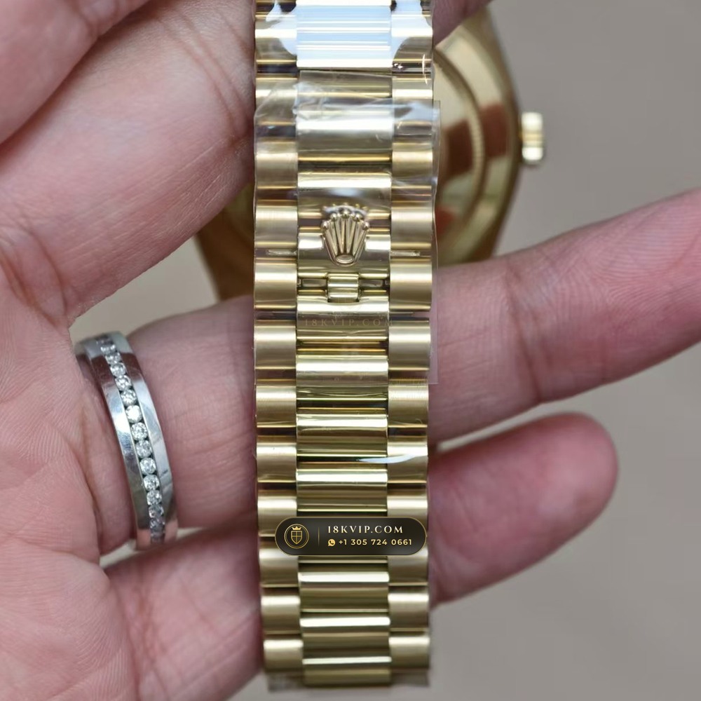 Rolex Day-Date 40 Champagne Gold Roman Dial 18K Yellow Gold Ref. 228238 — Private Vault Edition — Studio Gallery Plate V in 18K Yellow Gold Au750 (210.4g Verified Mass, Rolex Manufacture Cal. 3255 - 70h Power Reserve)