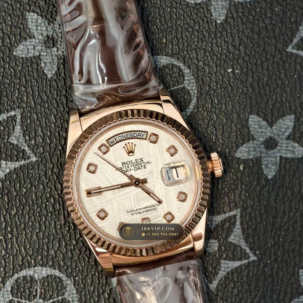 Rolex Day-Date 36 Gibeon Meteorite Dial 18K Everose Gold Ref. 118135 — Private Vault Edition — Studio Gallery Plate II in 18K Rose Gold Au750 (118.9g Verified Mass, Rolex Manufacture Cal. 3155)