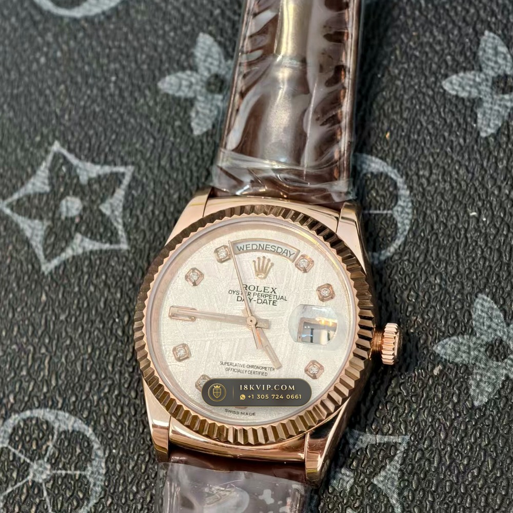 Rolex Day-Date 36 Gibeon Meteorite Dial 18K Everose Gold Ref. 118135 — Private Vault Edition — Studio Gallery Plate III in 18K Rose Gold Au750 (118.9g Verified Mass, Rolex Manufacture Cal. 3155)