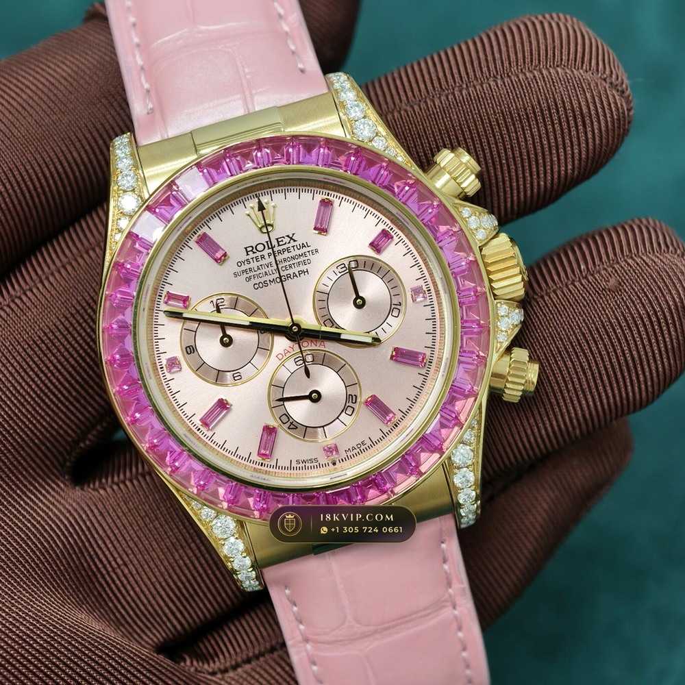 Rolex Cosmograph Daytona Barbie Pink Opal & Ruby 18K Yellow Gold Ref. 126538TBR — Private Vault Edition — Studio Gallery Plate III in 18K Yellow Gold Au750 (160.3g Verified Mass, Rolex Manufacture Cal. 4131 - 72h Power Reserve)