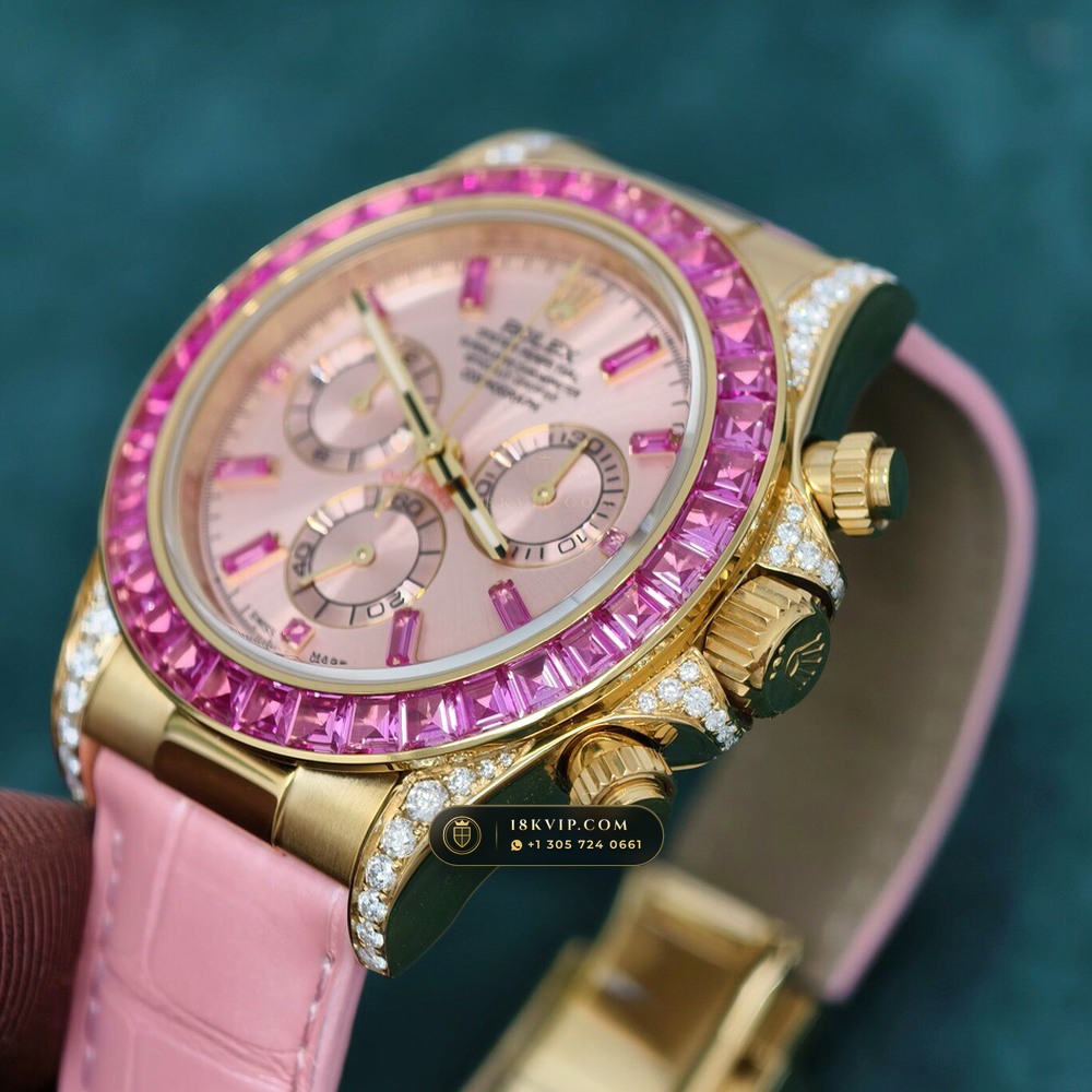 Rolex Cosmograph Daytona Barbie Pink Opal & Ruby 18K Yellow Gold Ref. 126538TBR — Private Vault Edition — Studio Gallery Plate IV in 18K Yellow Gold Au750 (160.3g Verified Mass, Rolex Manufacture Cal. 4131 - 72h Power Reserve)
