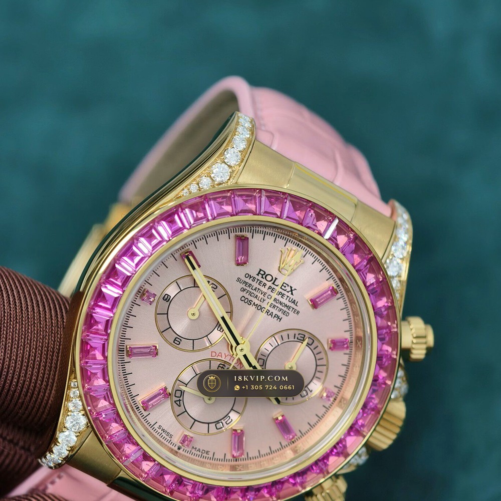 Rolex Cosmograph Daytona Barbie Pink Opal & Ruby 18K Yellow Gold Ref. 126538TBR — Private Vault Edition — Studio Gallery Plate V in 18K Yellow Gold Au750 (160.3g Verified Mass, Rolex Manufacture Cal. 4131 - 72h Power Reserve)