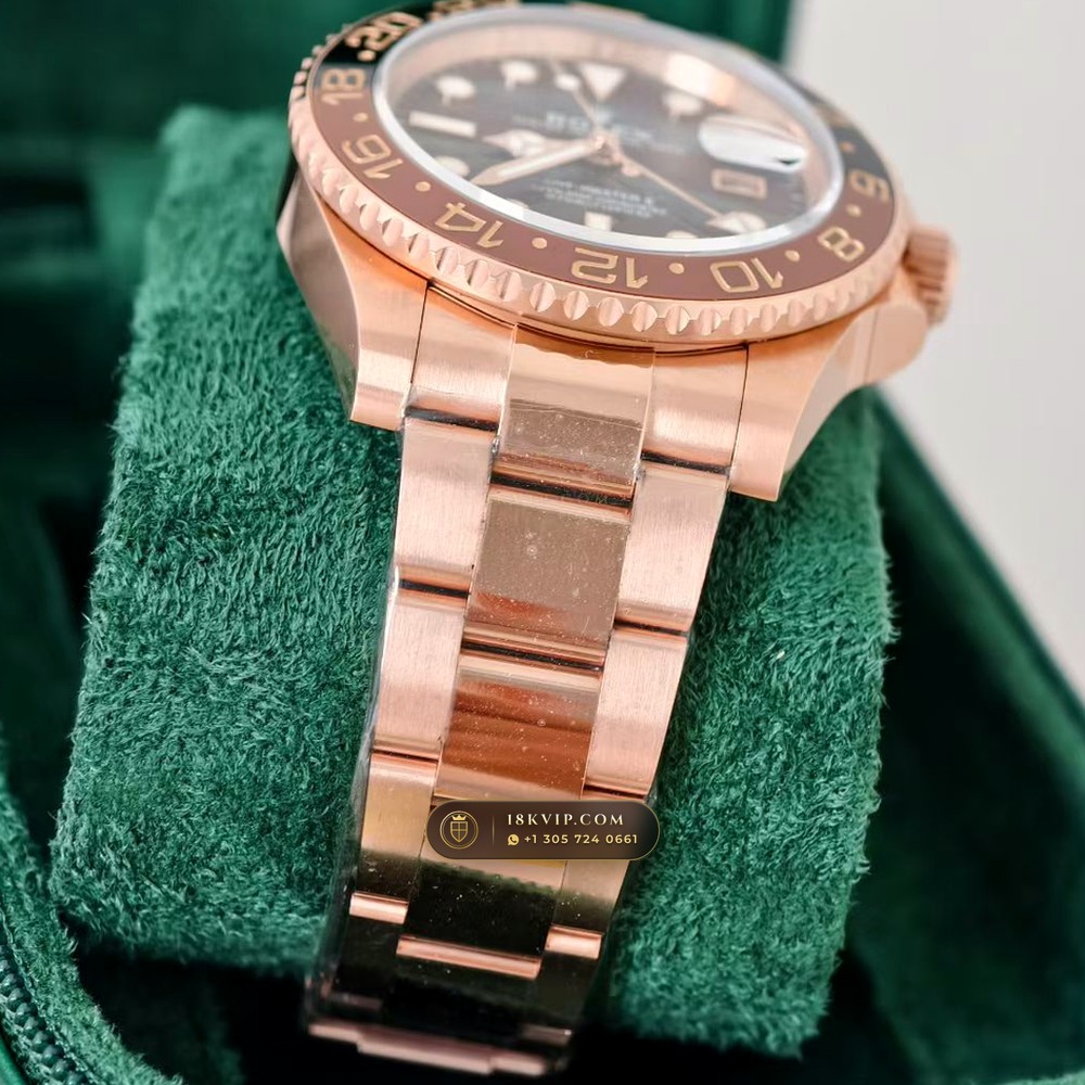 Rolex GMT-Master II 18K Everose Gold Deep Crystal Optics Ref. 126715CHNR — Private Vault Edition — Studio Gallery Plate VI in 18K Rose Gold Au750 (225.8g Verified Mass, Rolex Manufacture Cal. 3285 - 70h Power Reserve)