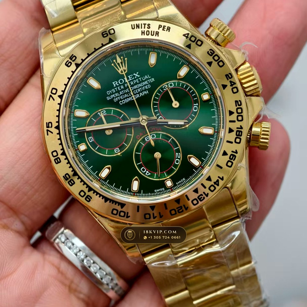 Rolex Cosmograph Daytona John Mayer Emerald Dial 18K Yellow Gold Geneva Atelier Spec Ref. 116508 — Private Vault Edition — Studio Gallery Plate IV in 18K Yellow Gold Au750 (216.7g Verified Mass, Rolex Manufacture Cal. 4130 - 72h Power Reserve)