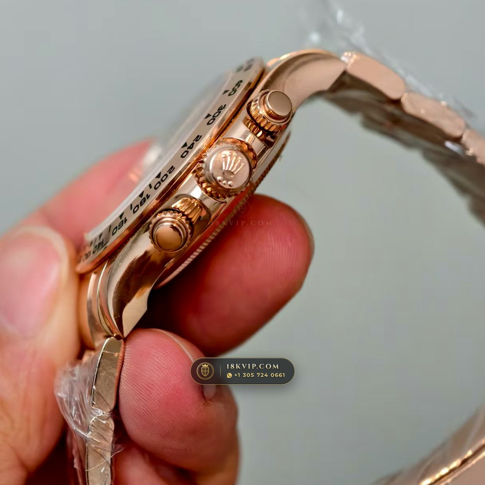 Rolex Cosmograph Daytona Racing Arabic Dial 18K Everose Gold Deep Crystal Optics Ref. 126505 — Private Vault Edition — Studio Gallery Plate IV in 18K Rose Gold Au750 (216.3g Verified Mass, Rolex Manufacture Cal. 4131 - 72h Power Reserve)