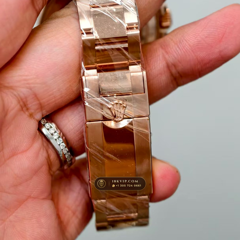 Rolex Cosmograph Daytona Racing Arabic Dial 18K Everose Gold Deep Crystal Optics Ref. 126505 — Private Vault Edition — Studio Gallery Plate VI in 18K Rose Gold Au750 (216.3g Verified Mass, Rolex Manufacture Cal. 4131 - 72h Power Reserve)