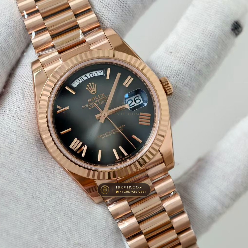 Rolex Day-Date 40 Graduated Ombre Sunray Dial 18K Everose Gold Ref. 228235 — Private Vault Edition — Studio Gallery Plate II in 18K Rose Gold Au750 (210.8g Verified Mass, Rolex Manufacture Cal. 3255 - 70h Power Reserve)
