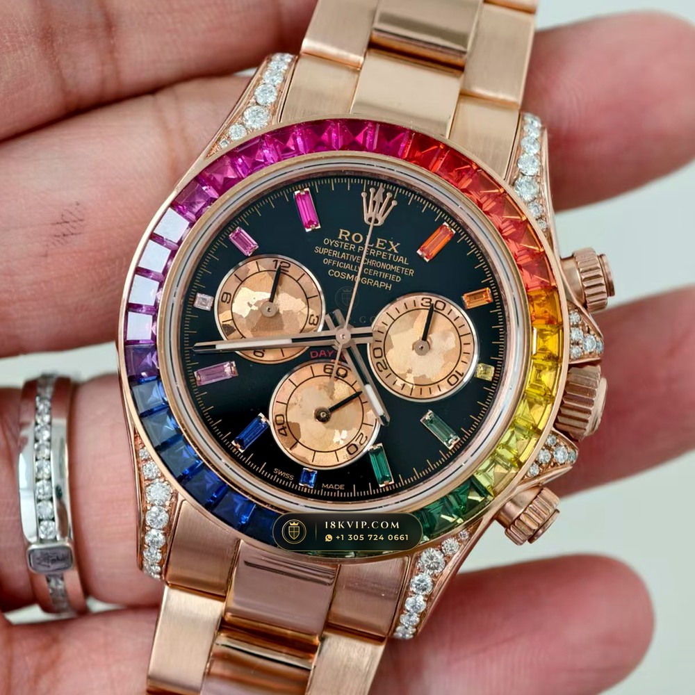 Rolex Cosmograph Daytona Rainbow Sapphire Bezel 18K Everose Gold Custom SW Dial Ref. 116595RBOW — Private Vault Edition — Studio Gallery Plate II in 18K Rose Gold Au750 (216.5g Verified Mass, Rolex Manufacture Cal. 4130 - 72h Power Reserve)
