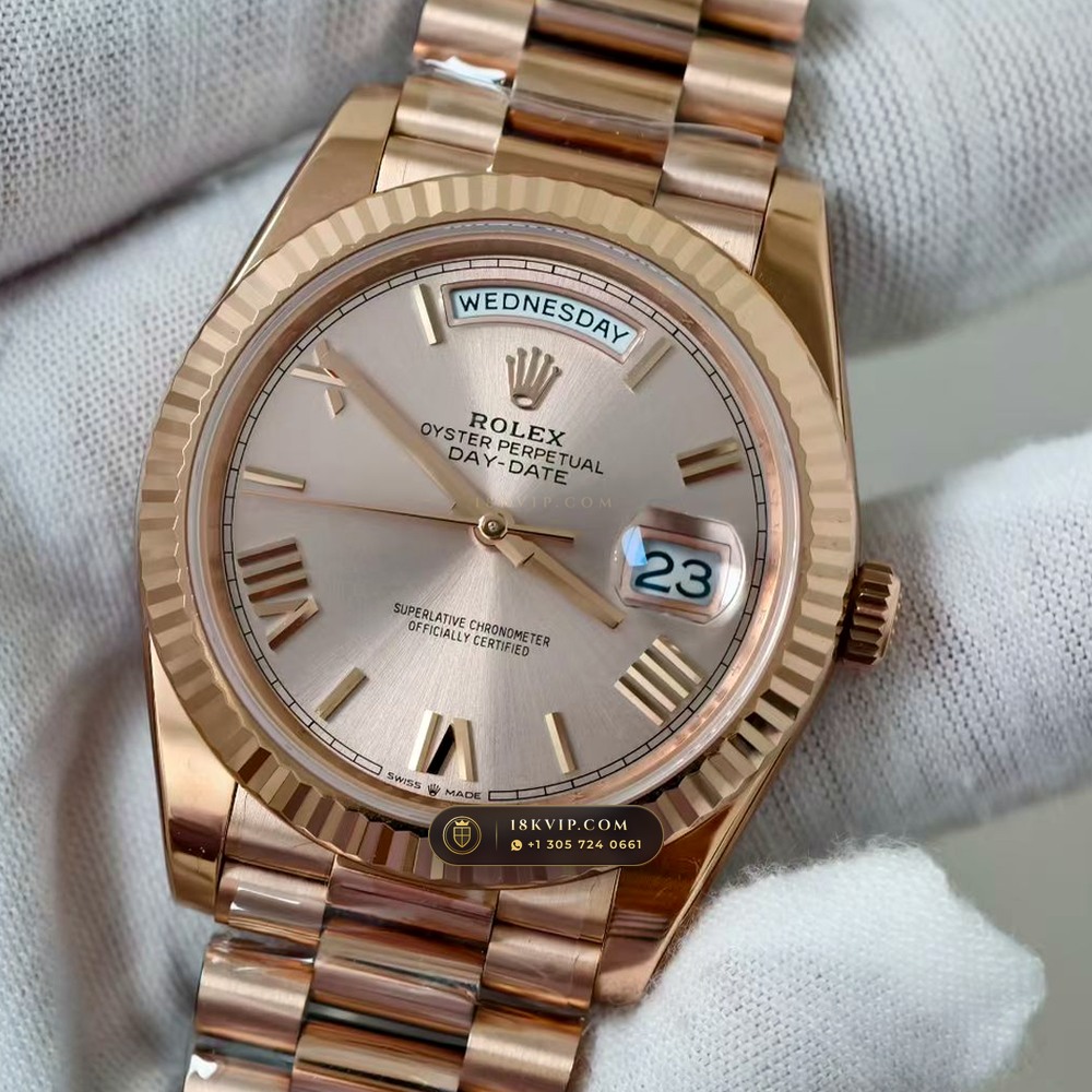 Rolex Day-Date 40 18K Everose Gold Sapphire Caseback Spec Ref. 228235 — Private Vault Edition — Studio Gallery Plate III in 18K Rose Gold Au750 (210.5g Verified Mass, Rolex Manufacture Cal. 3255 - 70h Power Reserve)