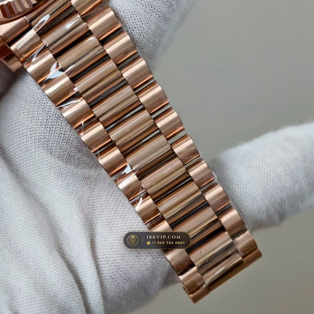 Rolex Day-Date 40 18K Everose Gold Sapphire Caseback Spec Ref. 228235 — Private Vault Edition — Studio Gallery Plate IV in 18K Rose Gold Au750 (210.5g Verified Mass, Rolex Manufacture Cal. 3255 - 70h Power Reserve)