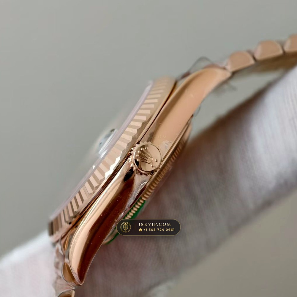 Rolex Day-Date 40 18K Everose Gold Sapphire Caseback Spec Ref. 228235 — Private Vault Edition — Studio Gallery Plate V in 18K Rose Gold Au750 (210.5g Verified Mass, Rolex Manufacture Cal. 3255 - 70h Power Reserve)