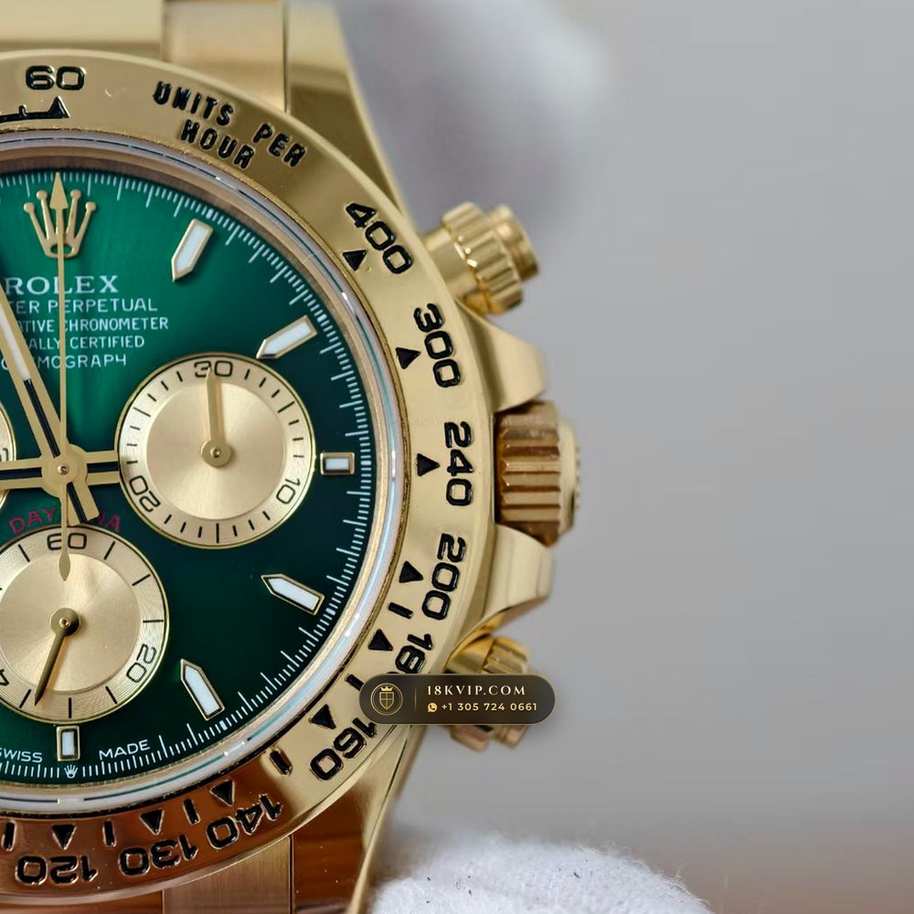 Rolex Cosmograph Daytona John Mayer II Emerald & Gold Subdials 18K Yellow Gold Ref. 126508 — Private Vault Edition — Studio Gallery Plate IV in 18K Yellow Gold Au750 (216.4g Verified Mass, Rolex Manufacture Cal. 4131 - 72h Power Reserve)