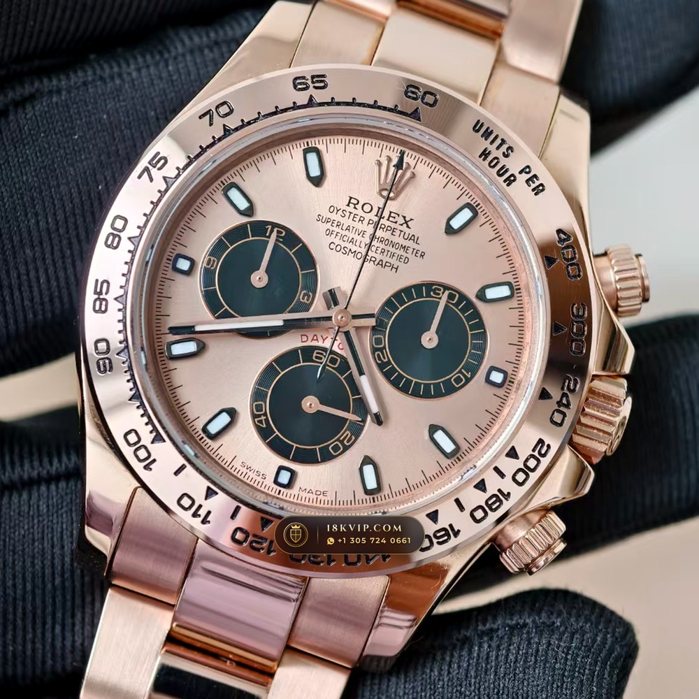 Rolex Cosmograph Daytona 18K Everose Gold Sapphire Caseback Spec Ref. 116505 — Private Vault Edition — Studio Gallery Plate II in 18K Rose Gold Au750 (216.8g Verified Mass, Rolex Manufacture Cal. 4130 - 72h Power Reserve)