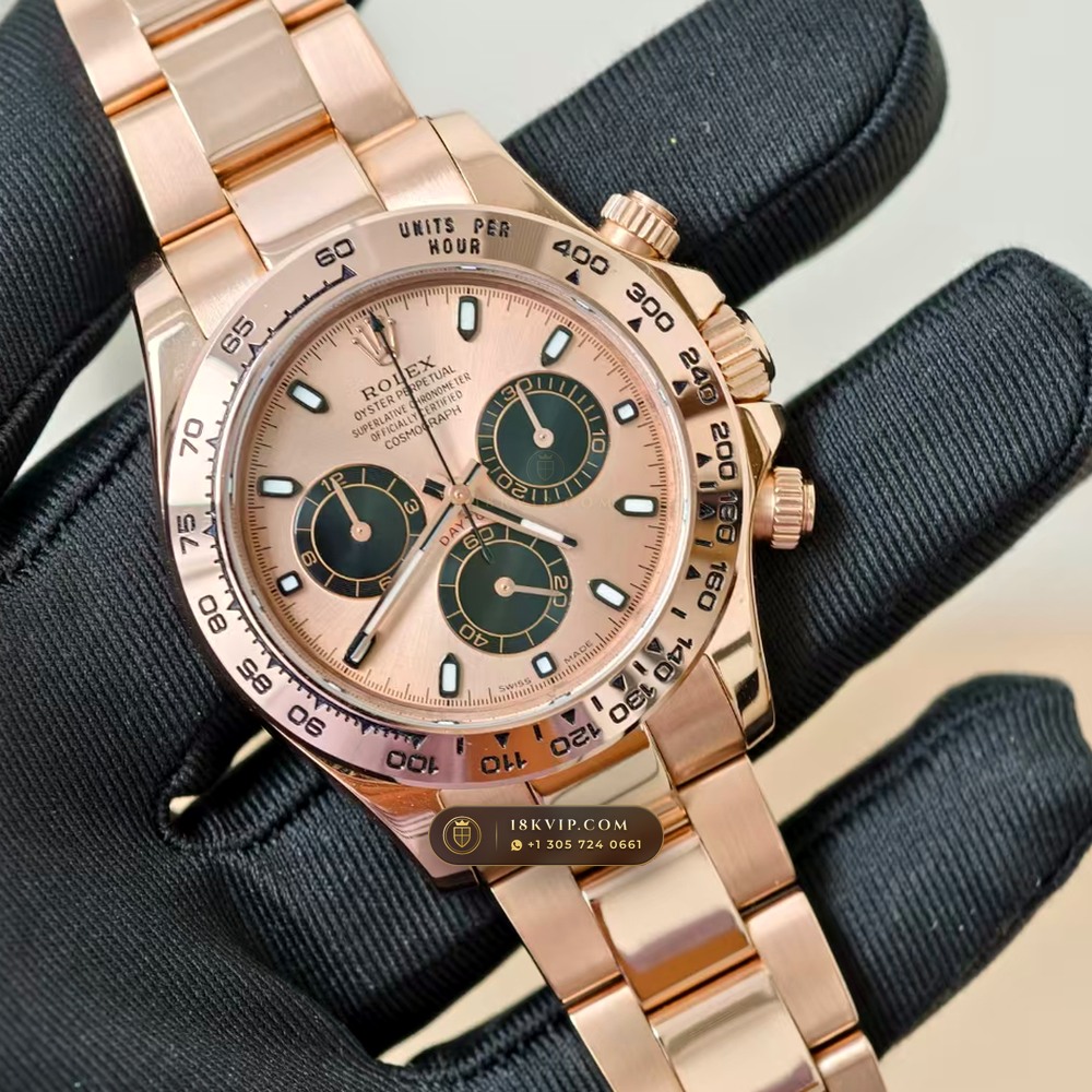 Rolex Cosmograph Daytona 18K Everose Gold Sapphire Caseback Spec Ref. 116505 — Private Vault Edition — Studio Gallery Plate III in 18K Rose Gold Au750 (216.8g Verified Mass, Rolex Manufacture Cal. 4130 - 72h Power Reserve)