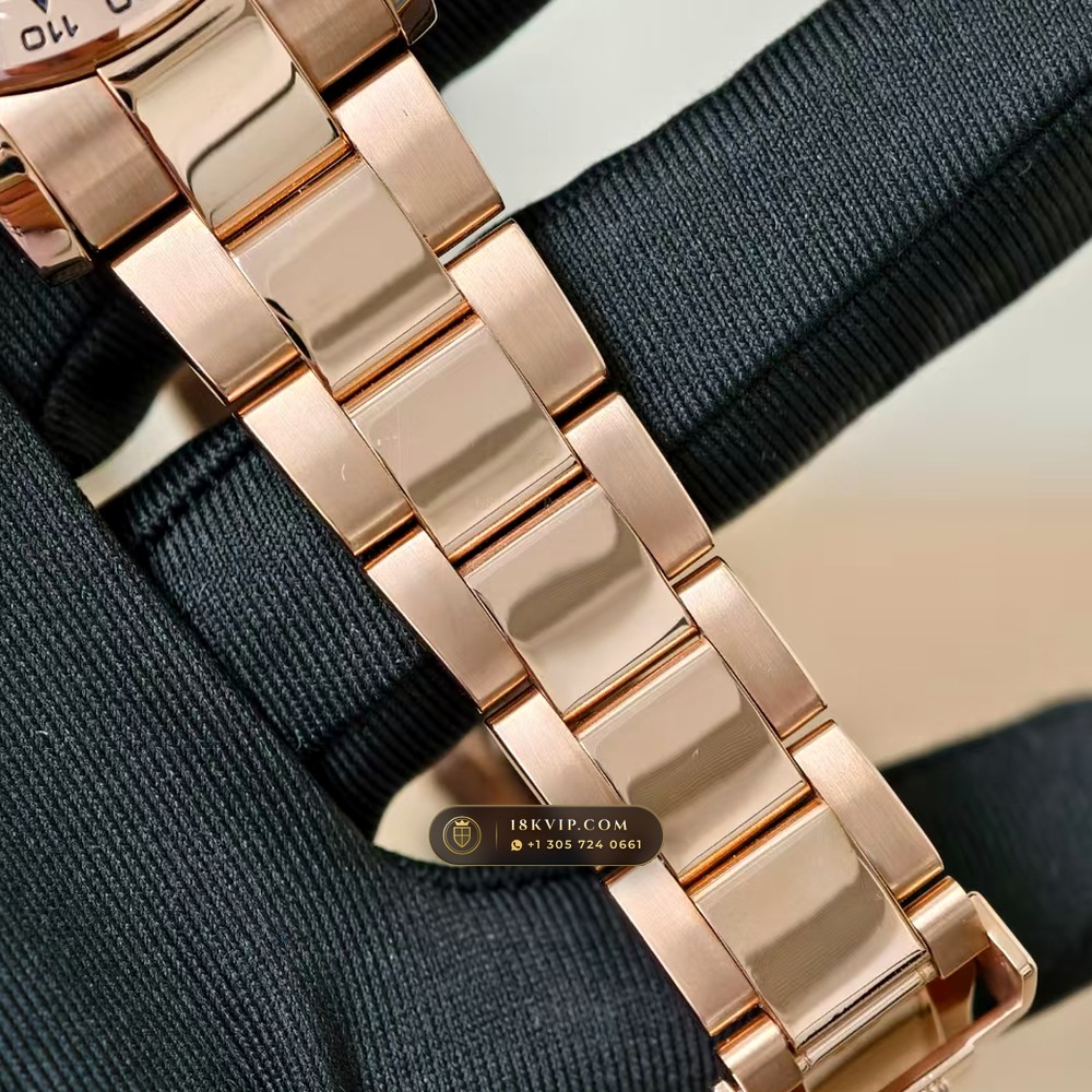 Rolex Cosmograph Daytona 18K Everose Gold Sapphire Caseback Spec Ref. 116505 — Private Vault Edition — Studio Gallery Plate IV in 18K Rose Gold Au750 (216.8g Verified Mass, Rolex Manufacture Cal. 4130 - 72h Power Reserve)