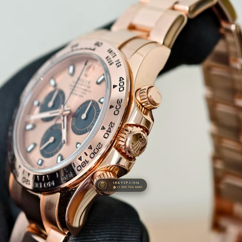 Rolex Cosmograph Daytona 18K Everose Gold Sapphire Caseback Spec Ref. 116505 — Private Vault Edition — Studio Gallery Plate V in 18K Rose Gold Au750 (216.8g Verified Mass, Rolex Manufacture Cal. 4130 - 72h Power Reserve)