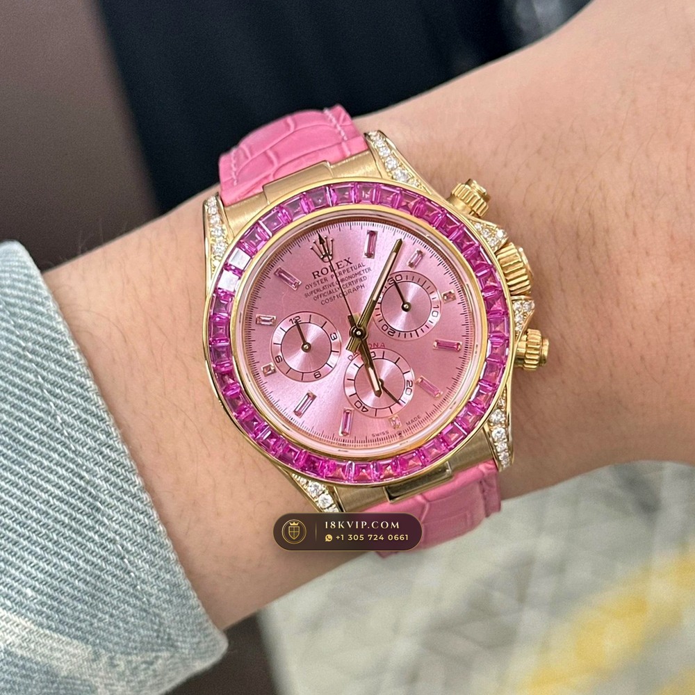 Rolex Cosmograph Daytona Barbie Pink Opal & Ruby 18K Yellow Gold Deep Crystal Optics Ref. 126538TBR — Private Vault Edition — Studio Gallery Plate II in 18K Yellow Gold Au750 (160.1g Verified Mass, Rolex Manufacture Cal. 4131 - 72h Power Reserve)