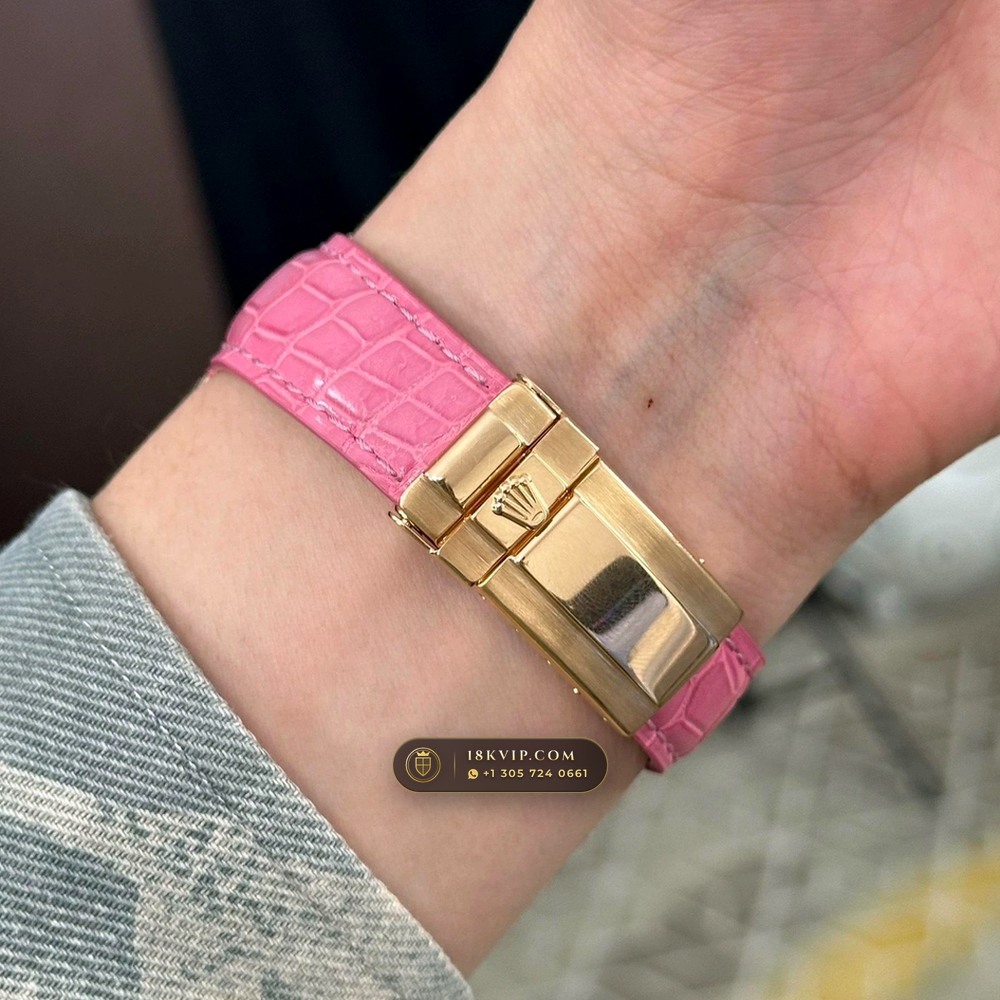 Rolex Cosmograph Daytona Barbie Pink Opal & Ruby 18K Yellow Gold Deep Crystal Optics Ref. 126538TBR — Private Vault Edition — Studio Gallery Plate IV in 18K Yellow Gold Au750 (160.1g Verified Mass, Rolex Manufacture Cal. 4131 - 72h Power Reserve)
