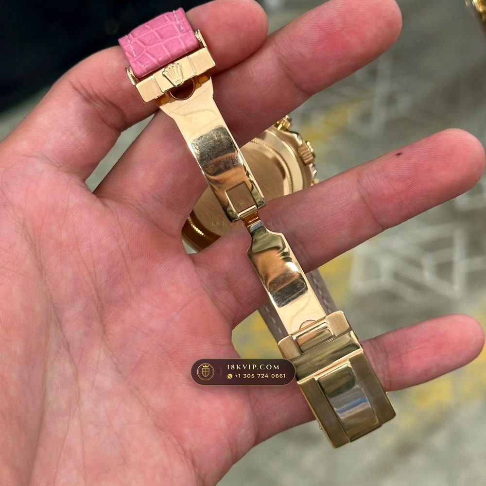Rolex Cosmograph Daytona Barbie Pink Opal & Ruby 18K Yellow Gold Deep Crystal Optics Ref. 126538TBR — Private Vault Edition — Studio Gallery Plate V in 18K Yellow Gold Au750 (160.1g Verified Mass, Rolex Manufacture Cal. 4131 - 72h Power Reserve)