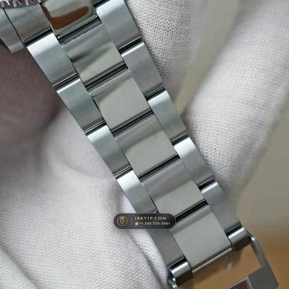 Rolex Submariner Date Graduated Royal Blue Sunburst Dial 18K White Gold Ref. 126619LB — Private Vault Edition — Studio Gallery Plate VI in 18K White Gold Au750 (227.4g Verified Mass, Rolex Manufacture Cal. 3235 - 70h Power Reserve)