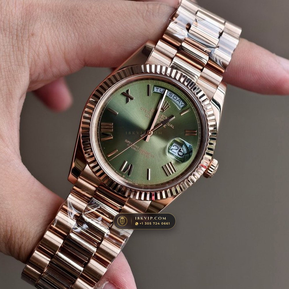 Rolex Day-Date 40 60th Anniversary Olive Green Dial 18K Everose Gold Ref. 228235 — Private Vault Edition — Studio Gallery Plate III in 18K Rose Gold Au750 (210.1g Verified Mass, Rolex Manufacture Cal. 3255 - 70h Power Reserve)