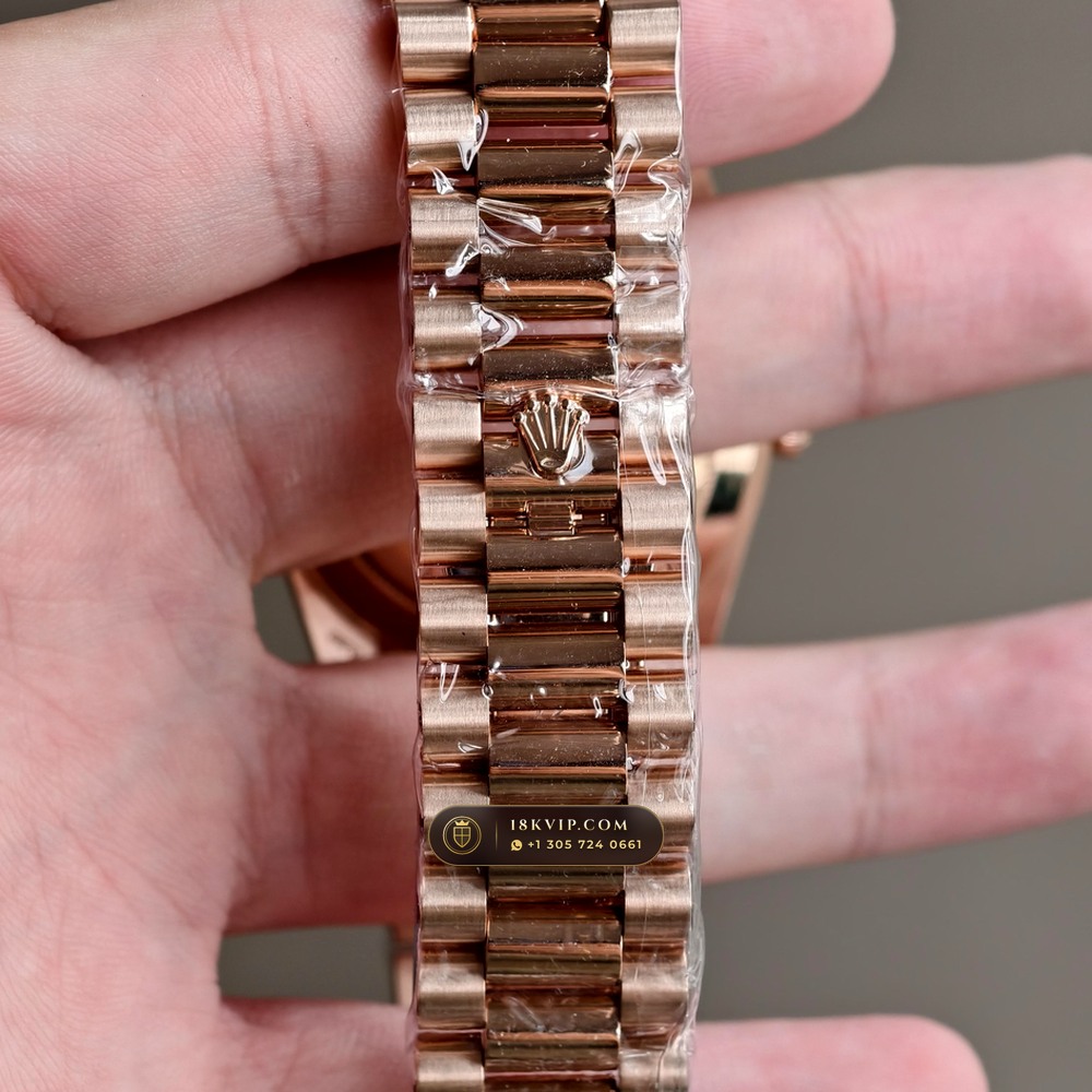 Rolex Day-Date 40 60th Anniversary Olive Green Dial 18K Everose Gold Ref. 228235 — Private Vault Edition — Studio Gallery Plate VII in 18K Rose Gold Au750 (210.1g Verified Mass, Rolex Manufacture Cal. 3255 - 70h Power Reserve)