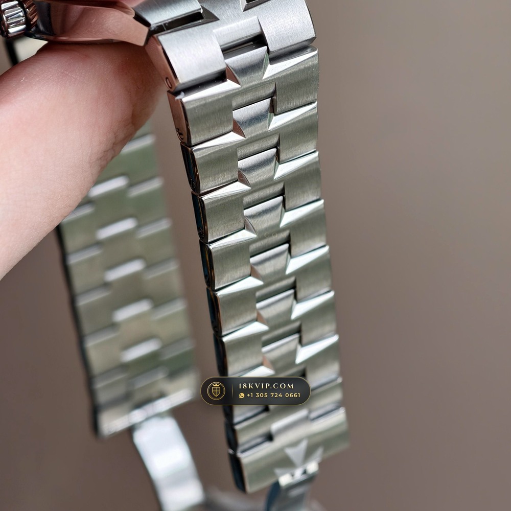 Vacheron Constantin Overseas Self-Winding 41mm Geneva Atelier Spec Ref. 4500V/110A-B128 — Private Vault Edition — Studio Gallery Plate VII in 904L Stainless Steel Custom Architecture (152.2g Verified Mass, Vacheron Constantin Cal. 5100 - 22K Gold Maltese Rotor)