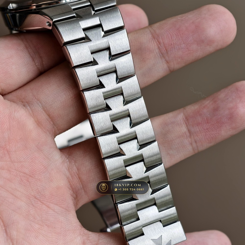 Vacheron Constantin Overseas Self-Winding 41mm Geneva Atelier Spec Ref. 4500V/110A-B128 — Private Vault Edition — Studio Gallery Plate VIII in 904L Stainless Steel Custom Architecture (152.2g Verified Mass, Vacheron Constantin Cal. 5100 - 22K Gold Maltese Rotor)