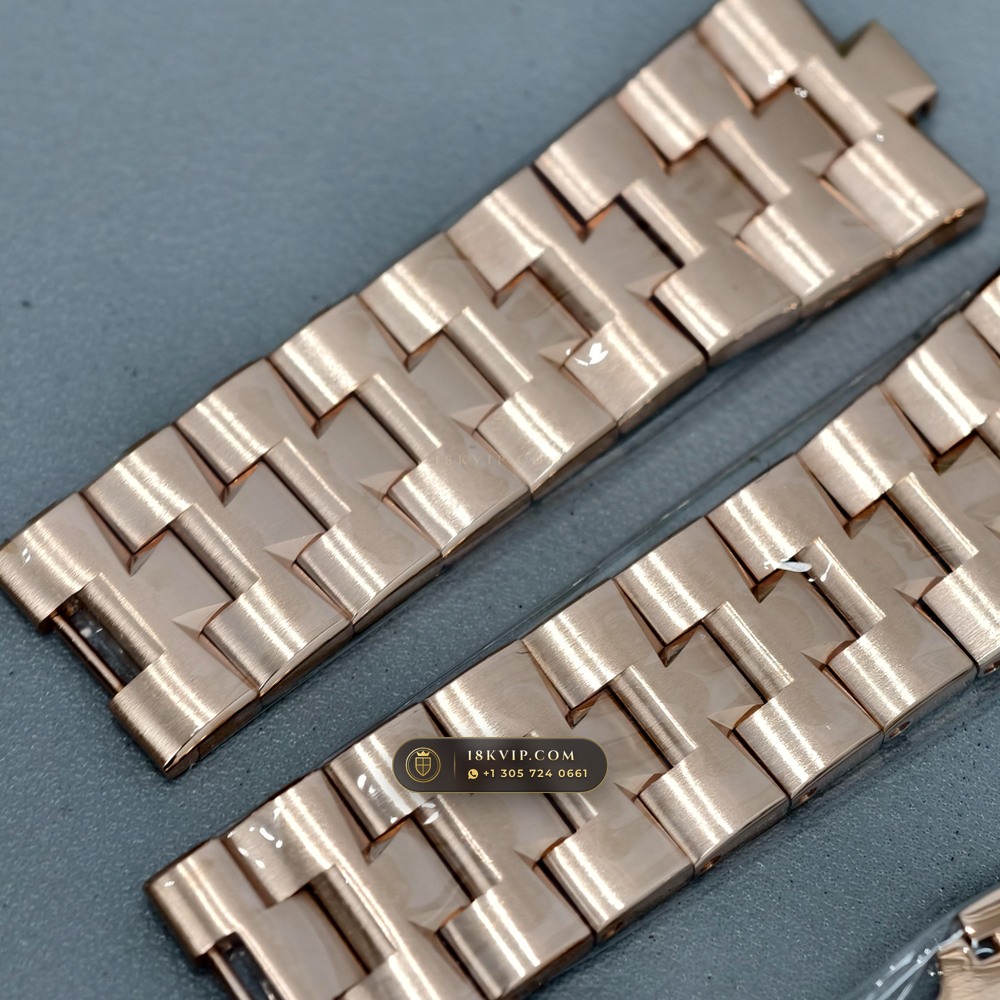 Vacheron Constantin Overseas Perpetual Calendar / Ultra-Thin 18K Rose Gold Ref. 4300V — Private Vault Edition — Studio Gallery Plate VIII in 18K Rose Gold Au750 (176.2g Verified Mass, Vacheron Constantin Cal. 1120 QP/1 Ultra-Thin)