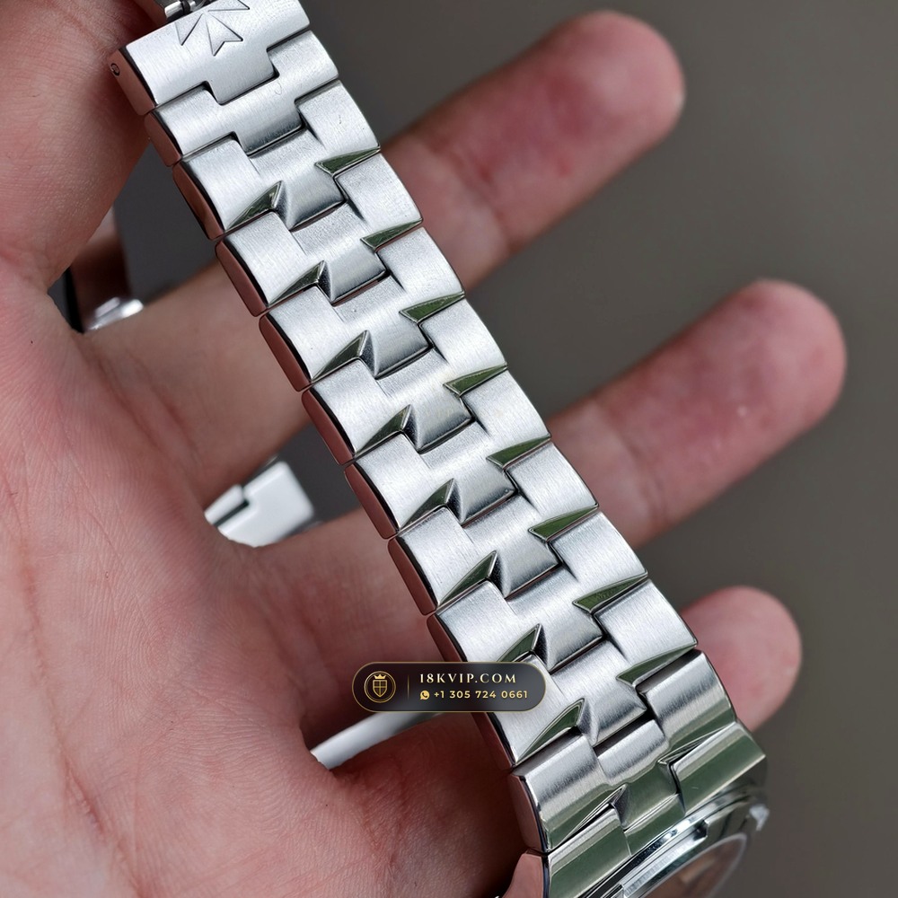 Vacheron Constantin Overseas Self-Winding 41mm 950 Platinum Ref. 2500V/220P-H028 — Private Vault Edition — Studio Gallery Plate VII in 950 Platinum Pt950 (241.6g Verified Mass, Vacheron Constantin Cal. 5100 - 22K Gold Maltese Rotor)