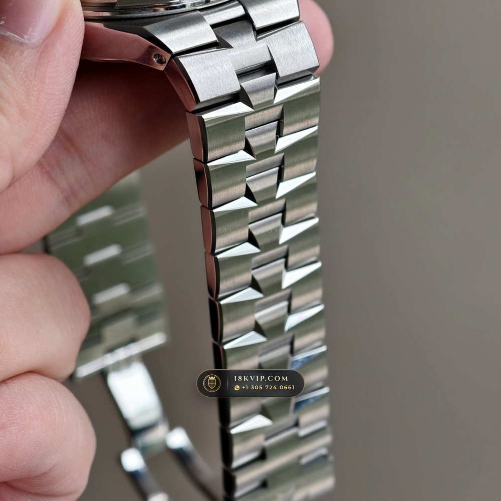 Vacheron Constantin Overseas Self-Winding 41mm Ref. 4500V/110A-B128 — Private Vault Edition — Studio Gallery Plate VIII in 904L Stainless Steel Custom Architecture (152.1g Verified Mass, Vacheron Constantin Cal. 5100 - 22K Gold Maltese Rotor)