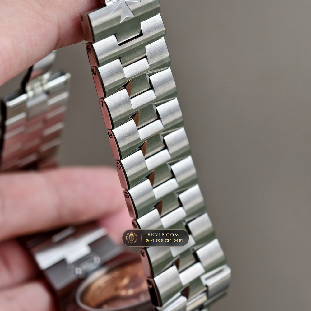Vacheron Constantin Overseas Self-Winding 41mm Ref. 4500V/110A-B128 — Private Vault Edition — Studio Gallery Plate IX in 904L Stainless Steel Custom Architecture (152.1g Verified Mass, Vacheron Constantin Cal. 5100 - 22K Gold Maltese Rotor)
