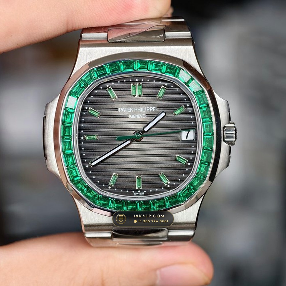 Patek Philippe Nautilus Off-Catalogue Baguette Emerald Bezel 950 Platinum Ref. 5711/113P-001 (Ref. 5711/113P-001) — Verified Mass 245.2g — Optical Macro Plate 2 (Why the Octagonal Nautilus Bezel Requires 32 Custom-Contoured Baguettes)